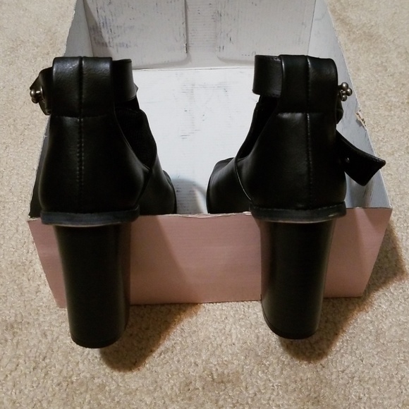 Shoes - Picture 2 of 4